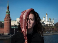 Украинская художница с мясом на голове устроила протест в Москве