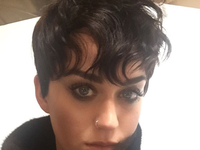 Кэти Перри похвасталась короткой стрижкой