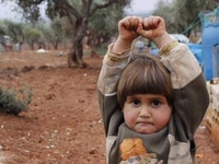 Интернет взорвало фото сирийской девочки, которая "сдалась" фотографу