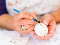 Как красить яйца воском