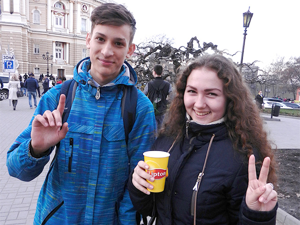 На улицах городов Украины стало ярче