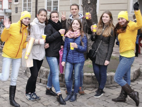 На улицах городов Украины стало ярче