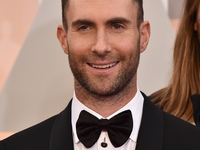 На солиста группы Maroon 5 набросилась фанатка