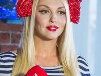 Оля Полякова похвасталась новым кокошником из "мяса"