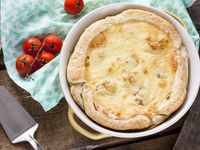 Пирог из слоеного теста с цветной капустой