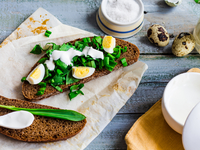 Весенний завтрак: Бутерброд с черемшой