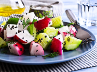 Весенний салат из редиса с огурцами и фетой