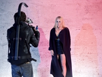 Alyosha надела платье из проводов для съемок нового клипа