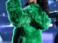 Странная мода: Рианна похвасталась золотыми зубами