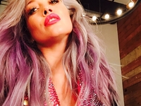 Хилари Дафф перекрасилась в ярко-розовый