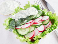 Весенний салат из редиса и огурцов