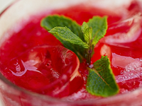 Как приготовить весенний коктейль из клубники