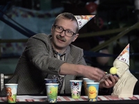 Телеведущий Майкл Щур учился танцевать "танец пчелок"