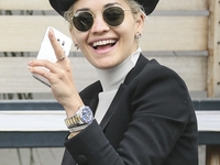 Парижский стиль: Рита Ора примерила оригинальный берет