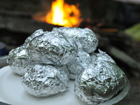 Запеченный картофель в фольге на углях