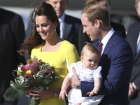 Кейт Миддлтон родила: Фото королевской пары с первым ребенком