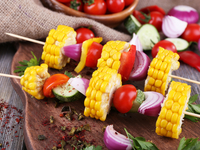 Что взять на пикник: ТОП-5 рецептов закусок на шпажках