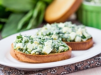 Весенний салат из яиц, черемши и огурцов