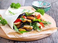 Горячие закуски для пикника: ТОП-5 рецептов лаваша на гриле