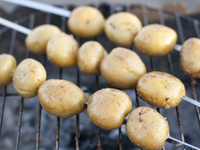 Идея для пикника: молодая картошка на гриле