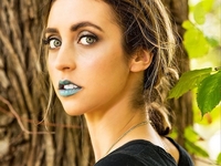 В погоне за модой: Яркие помады на обычных девушках