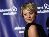 Звезда Теория большого взрыва окрасила волосы в розовый