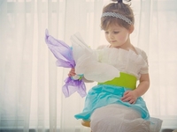 Мама шьет для дочки наряды, как у голливудских звезд