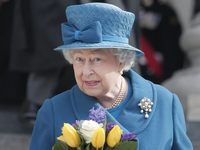 Королева Елизавета II впервые навестила новорожденную принцессу Шарлотту