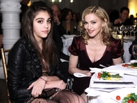 Яблоко от яблони: Мадонна с 18-летней дочкой надели мини юбки