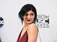 17-летняя сестра Ким Кардашян делает инъекции для увеличения губ