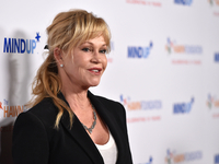 Смелый выход: 57-летняя Мелани Гриффит в лосинах с космическим принтом