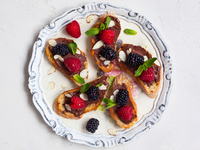 Брускетта с шоколадом и ягодами