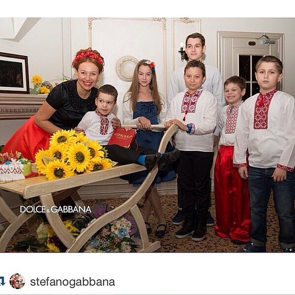 Дизайнер Dolce & Gabbana показал фото украинской семьи в вышиванках