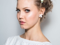 Прически на выпускной: Звездные примеры