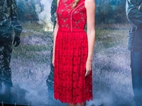 Катя Осадчая надела на премьеру фильма черный венок с маками