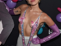 Майли Сайрус шокировала поклонников откровенным концертным костюмом