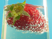 Шампанское с клубникой по рецепту Джейми Оливера