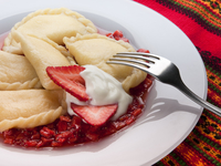 Вареники с клубникой на пару