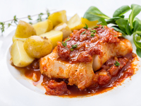 Треска в томатном соусе с луком