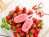 Клубничное мороженое на палочках