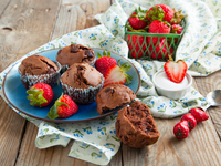 Кексы с клубникой: Три вкусные идеи