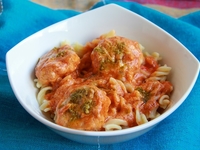 Тефтели из индейки в томатном соусе с песто