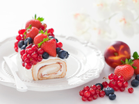 Бисквитный рулет с клубникой и сливками