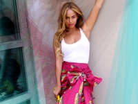 Бейонсе похвасталась летним образом с яркой юбкой