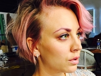 Звезда Теории большого взрыва покрасила волосы и брови в розовый цвет