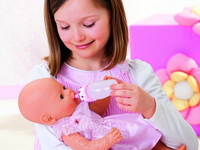 Актриса из сериала "Район Беверли Хиллз" создала куклу для девочек