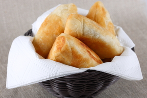 Как приготовить жареные пирожки с вишней (видео)