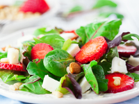 Летний салат с клубникой и сыром