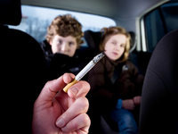 Курящие родители удваивают риск плохих привычек у ребенка