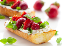 Брускетта с клубникой, сыром и базиликом